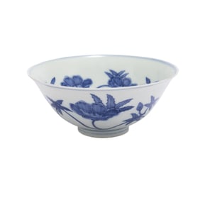 A CHINESE BLUE AND WHITE FLORAL BOWL
