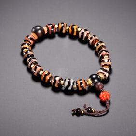 A TIBETAN DZI BEADED BRACELET