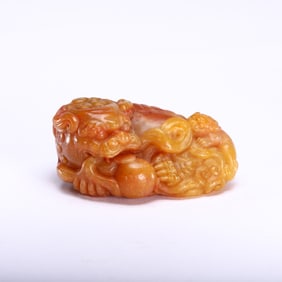 A CARVED AUSPICIOUS PI XIU STONE ORNAMENT
