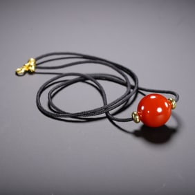 AN AGATE BEAD NECKLACE