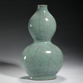 A GUAN-WARE DOUBLE GOURDS VASE