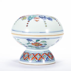 DOUCAI FLORAL-PATTERNED HIGH-FOOTED COVERED BOX