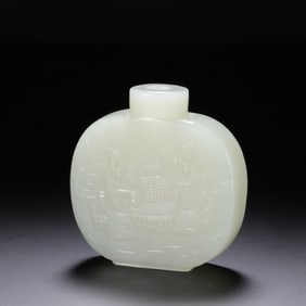 A CARVED WHITE JADE SNUFF BOTTLE