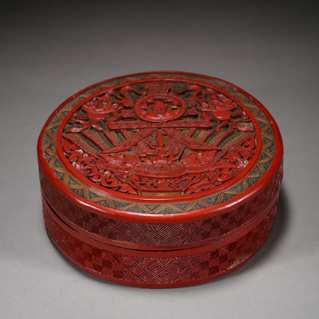A CARVED CINNABAR LACQUER BOX WITH COVER (1 of 9)