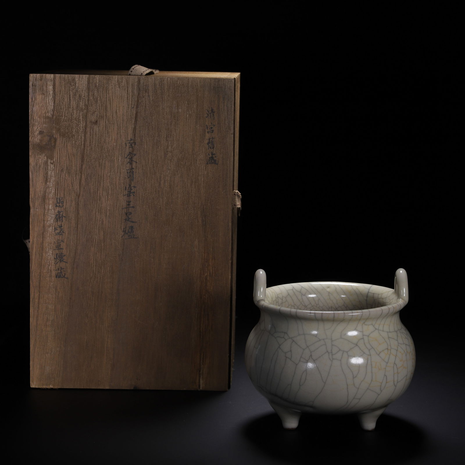 A GE-WARE TRIPOD CENSER (1 of 9)