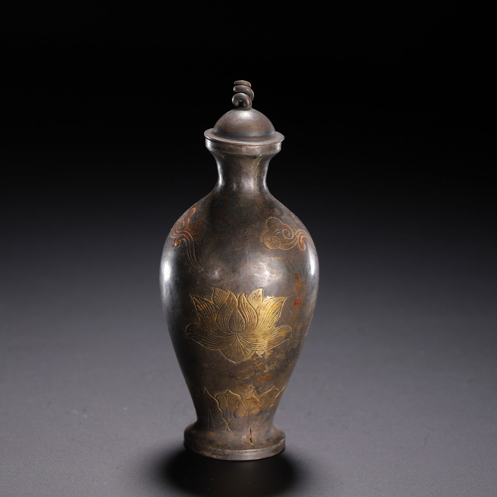A BRONZE PARTLY GILT VASE WITH COVER (1 of 9)