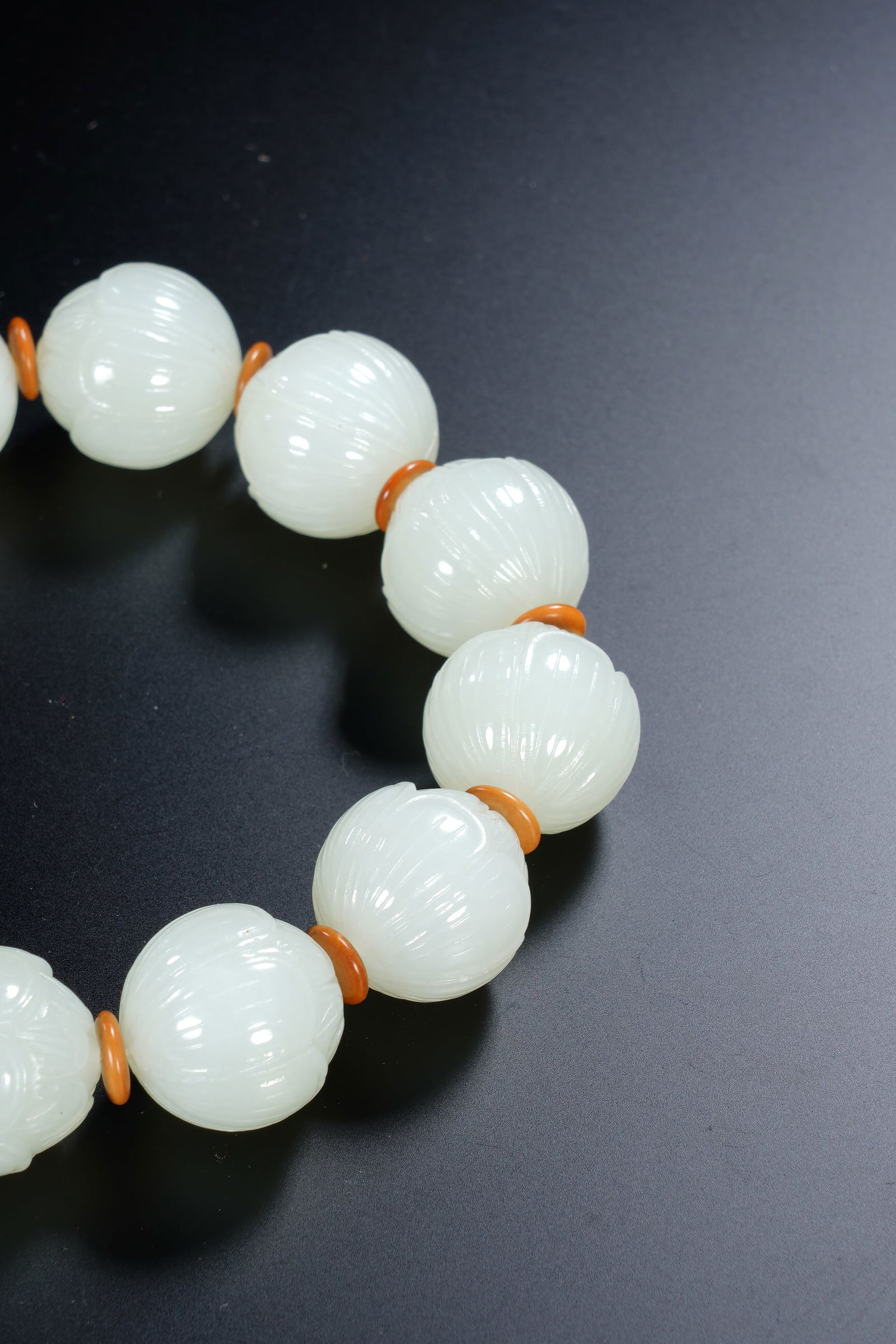 A WHITE JADE BEAD BRACELETS - 5