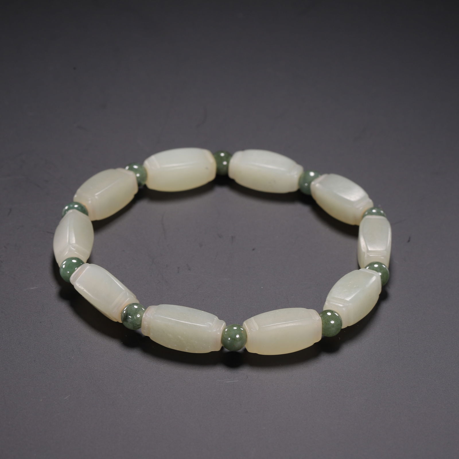 A WHITE JADE BEADED BRACELET (1 of 9)