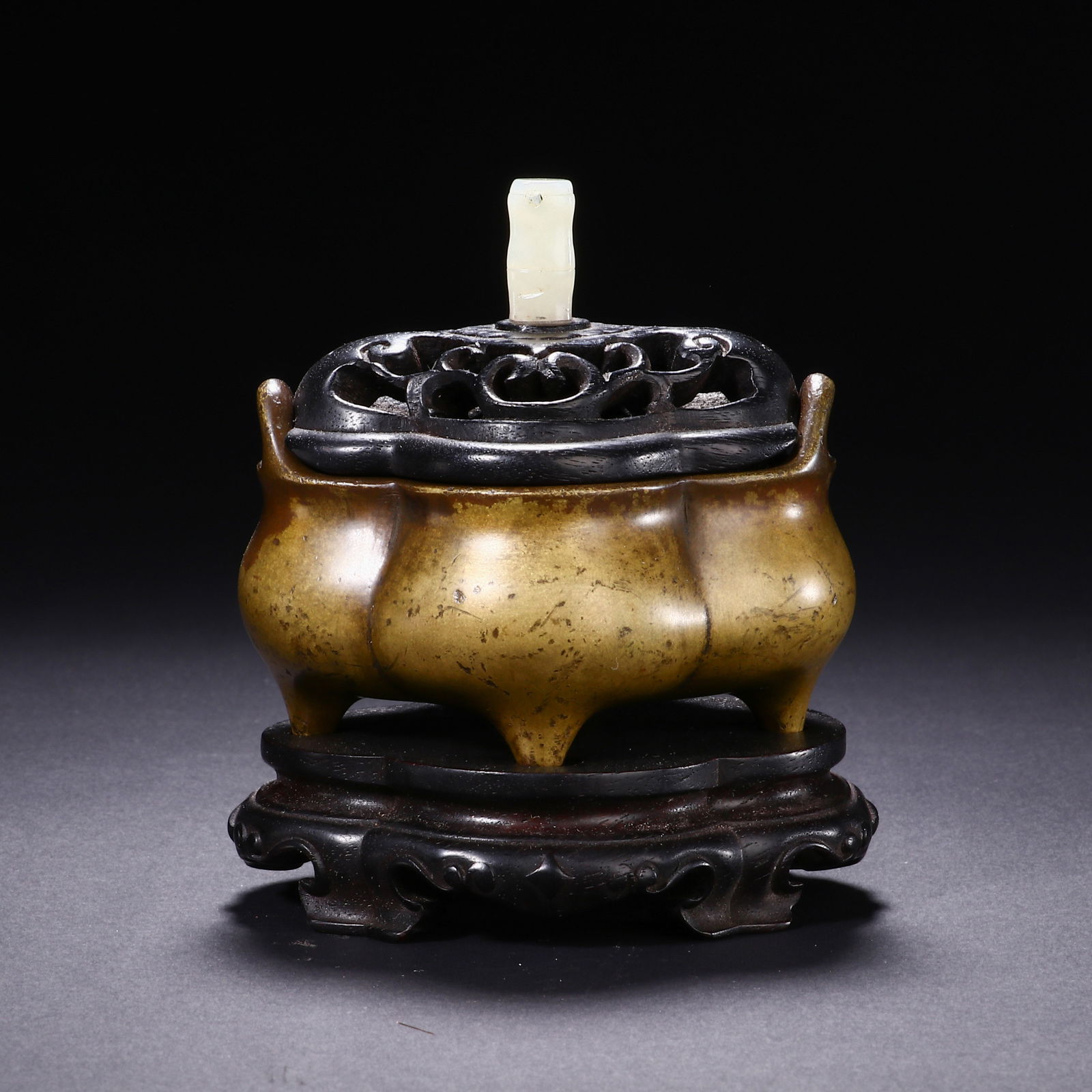 A BRONZE CENSER WITH HANDLES (1 of 8)