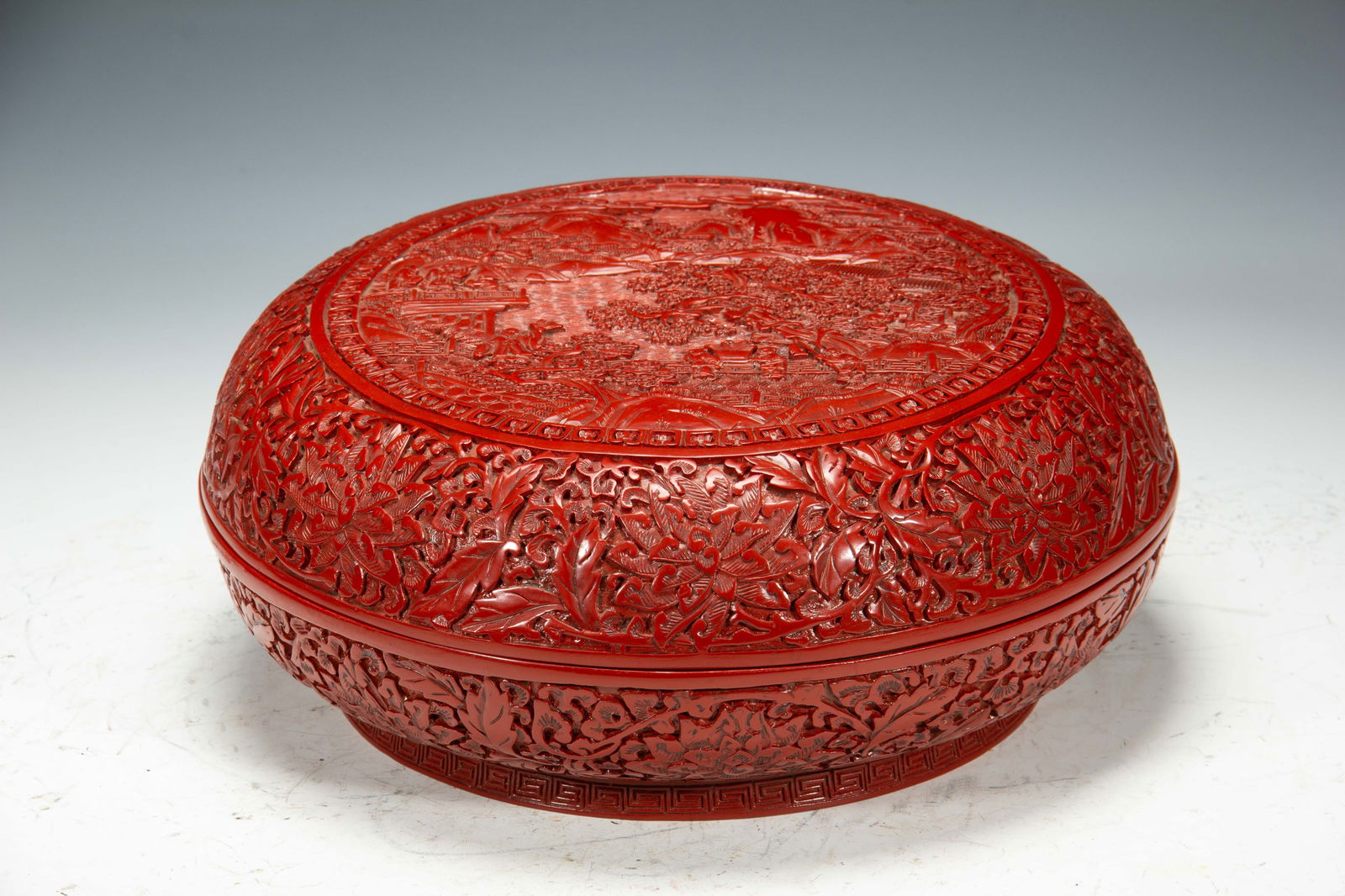 A FINE CARVED CINNABAR LACQUER BOX WITH COVER (1 of 8)