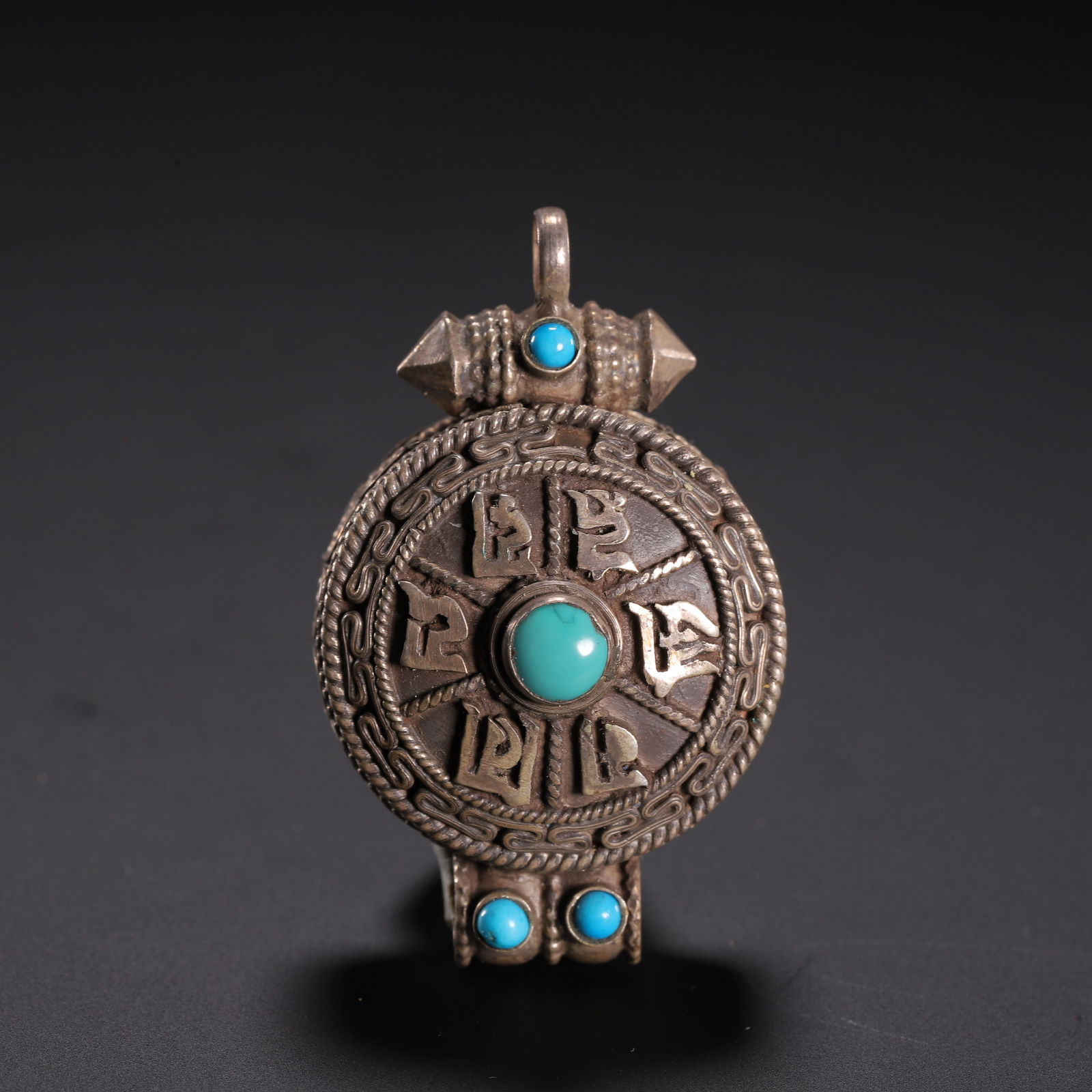 A TIBETAN SILVER AMULET PENDANT (1 of 9)
