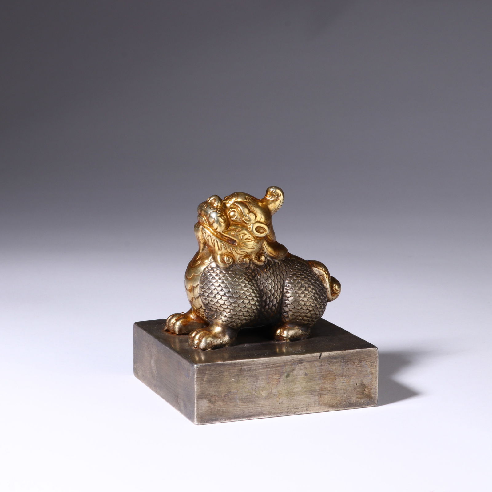 A BRONZE PARTLY GILT MYTHICAL BEAST SEAL (1 of 7)