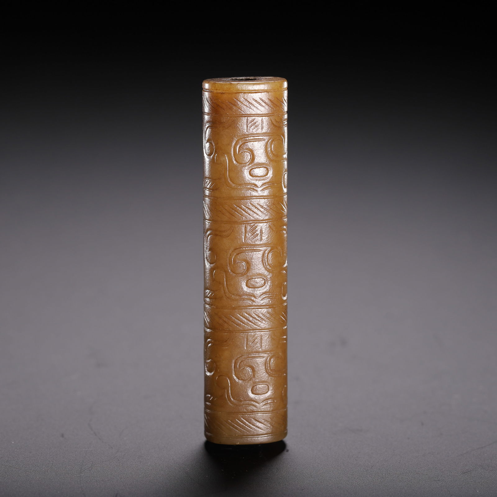 A CHINESE ARCHAISTIC CARVED JADE PENDANT (1 of 9)