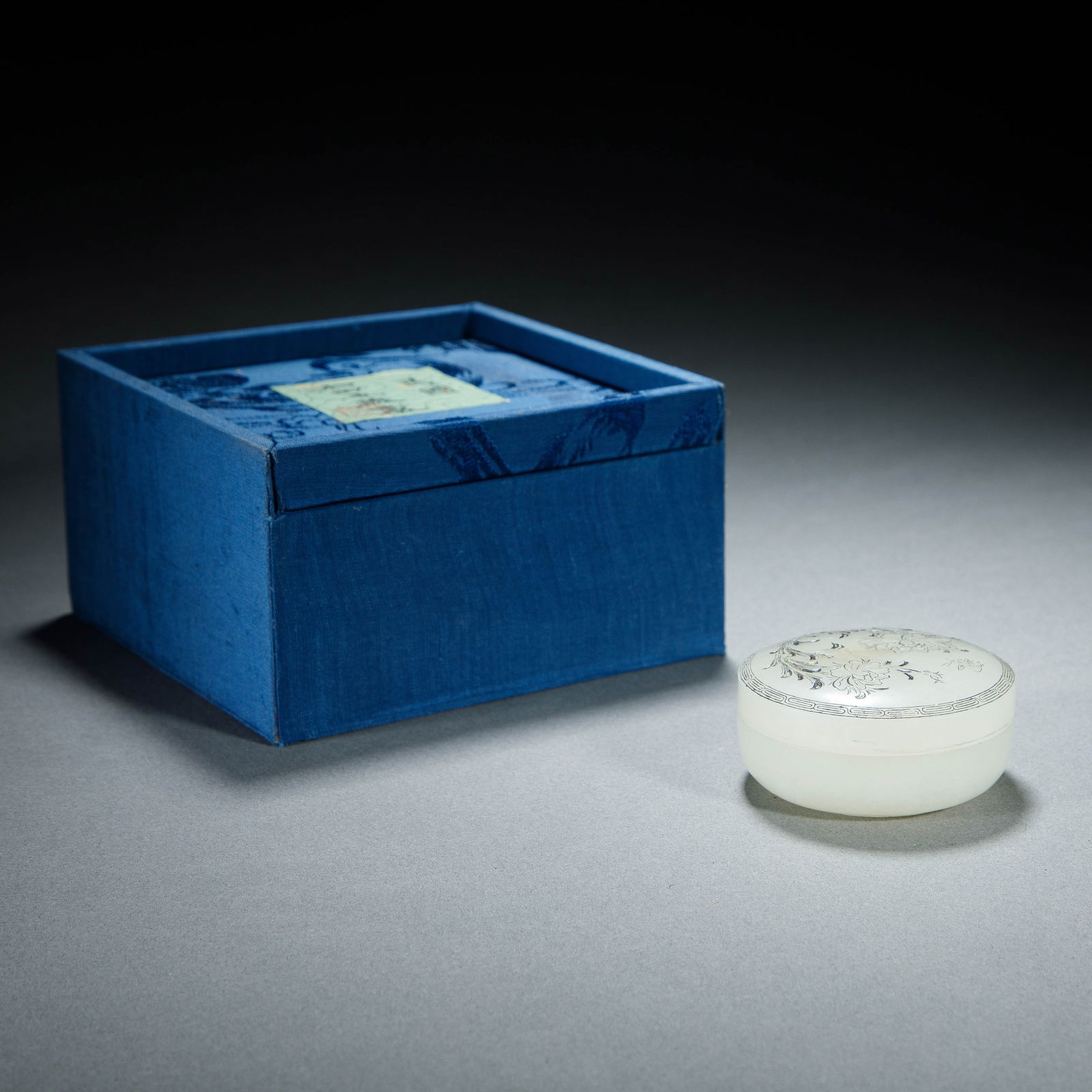 A CARVED WHITE JADE POMANDER BOX WITH COVER (1 of 6)