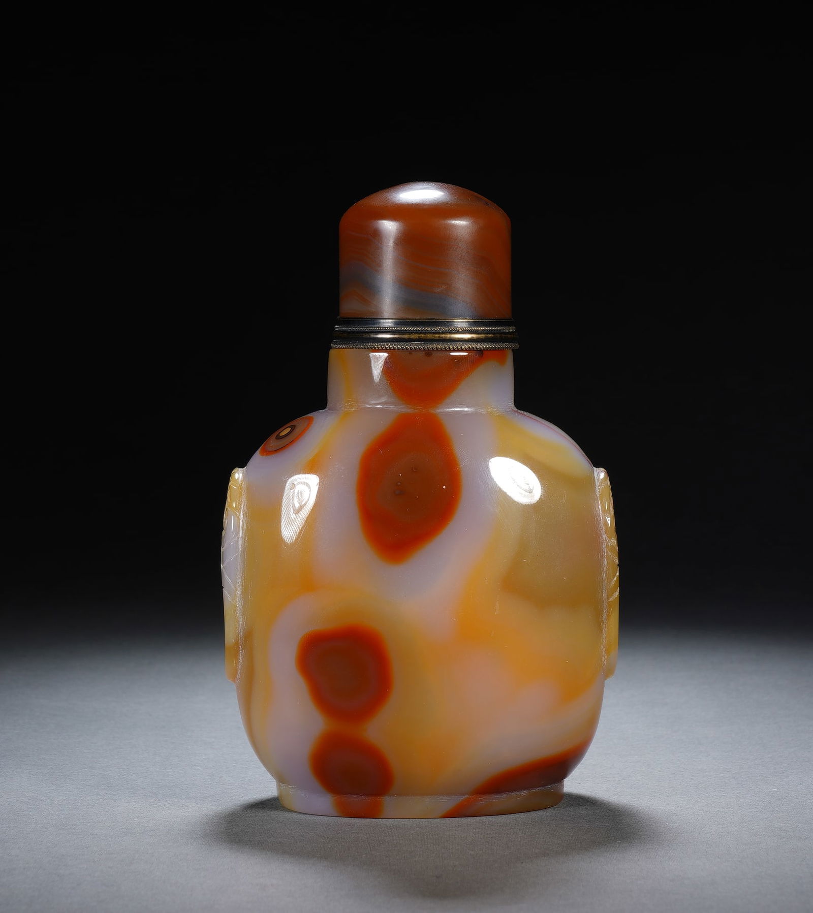 A CARVED AGATE SNUFF BOTTLE (1 of 8)