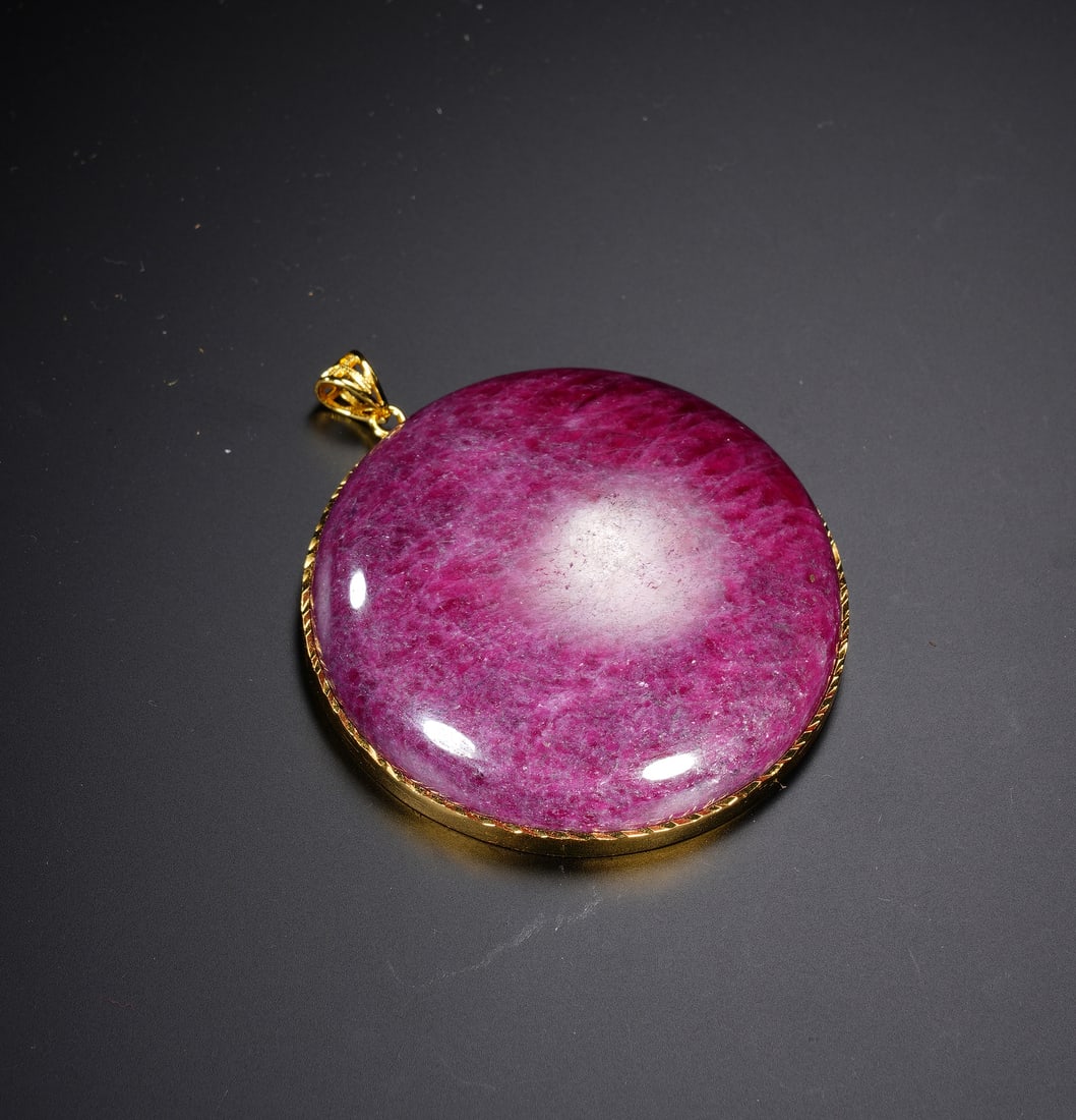 A CARVED RUBY PENDANT (1 of 7)