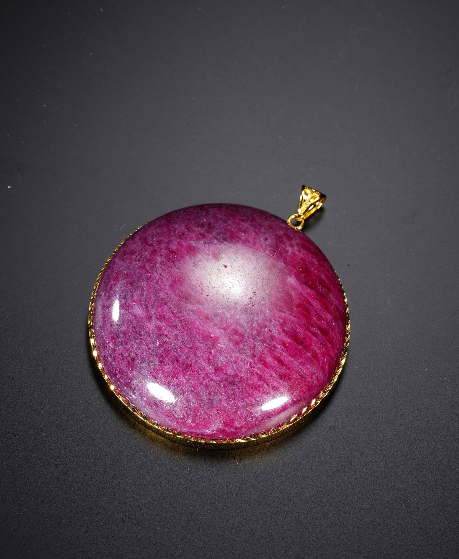 A CARVED RUBY PENDANT - 3