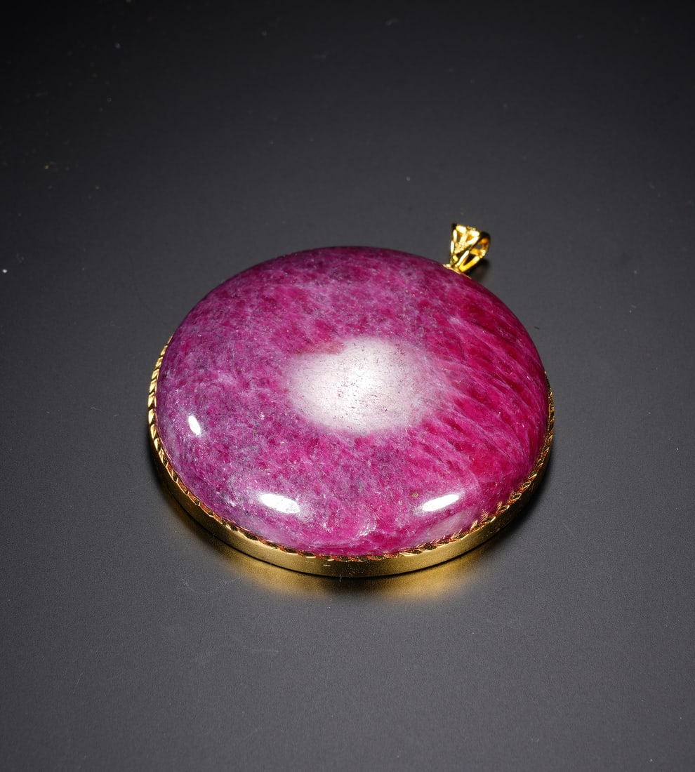 A CARVED RUBY PENDANT - 4