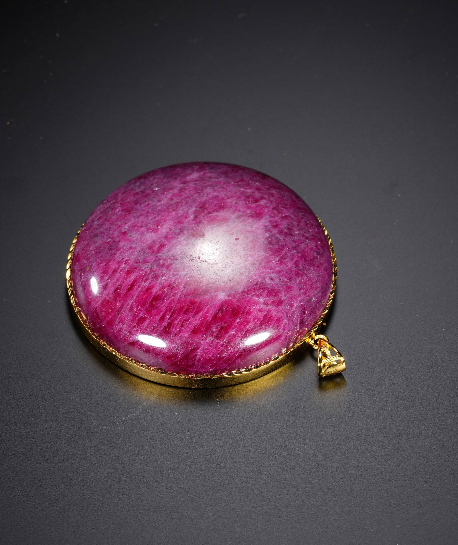 A CARVED RUBY PENDANT - 5