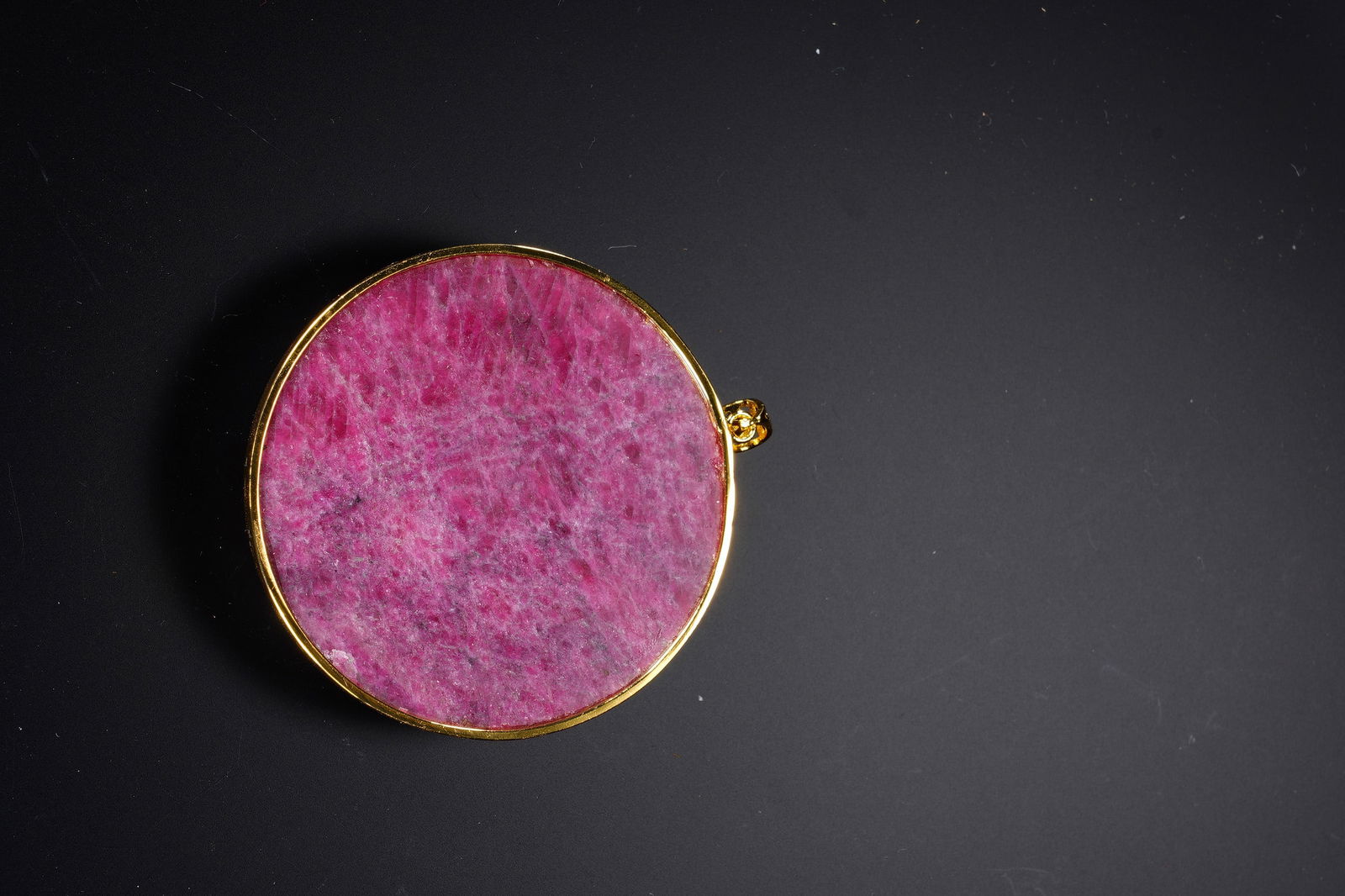 A CARVED RUBY PENDANT - 6