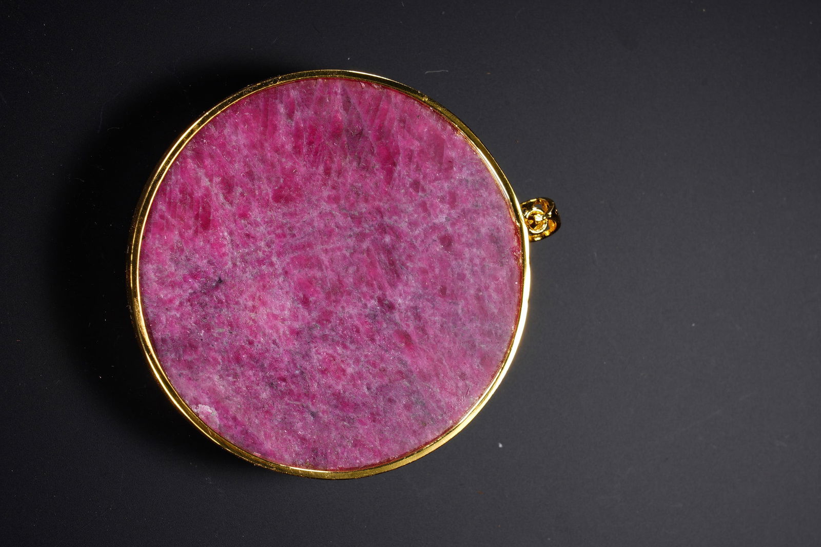 A CARVED RUBY PENDANT - 7