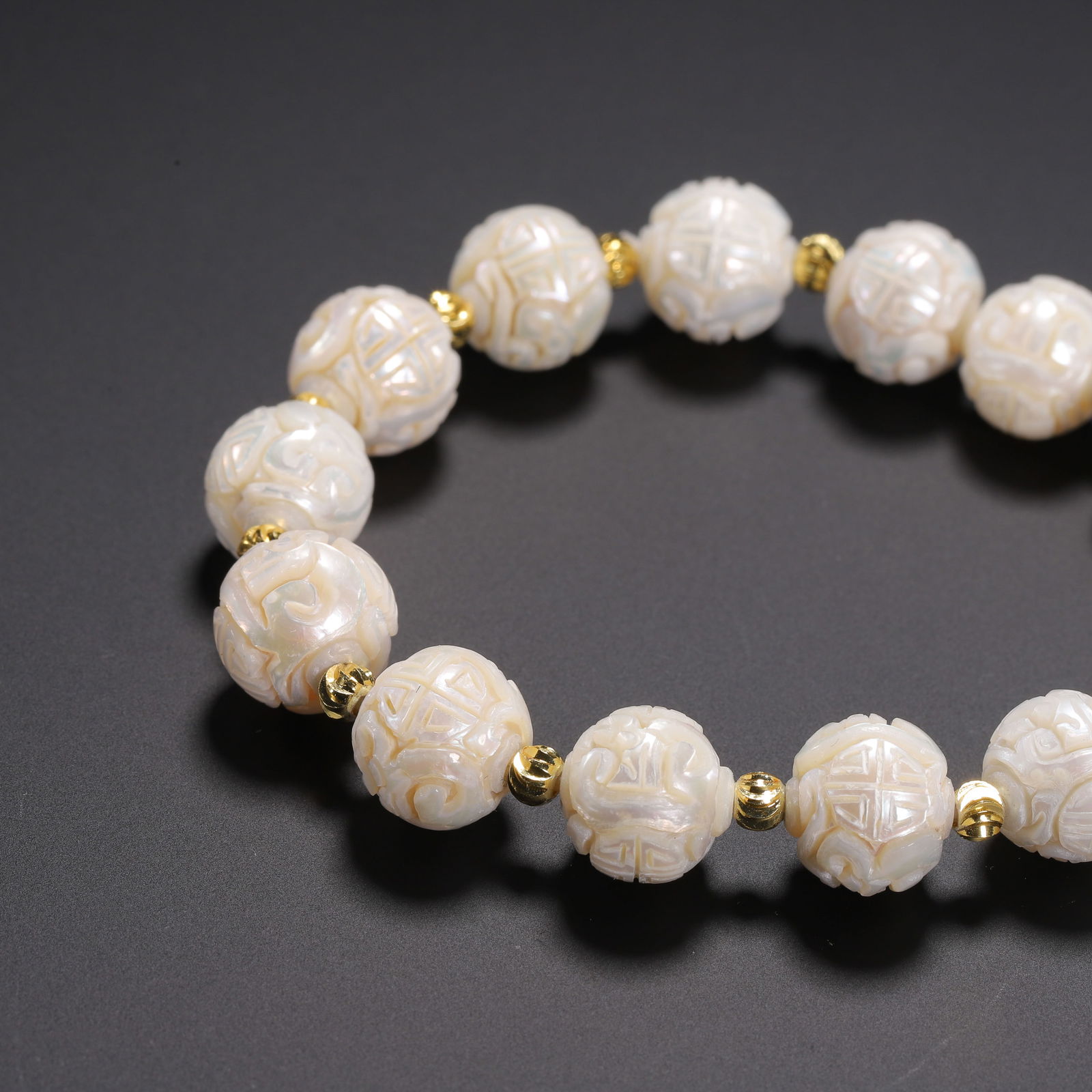 A CARVED PEARL BRACELET - 2