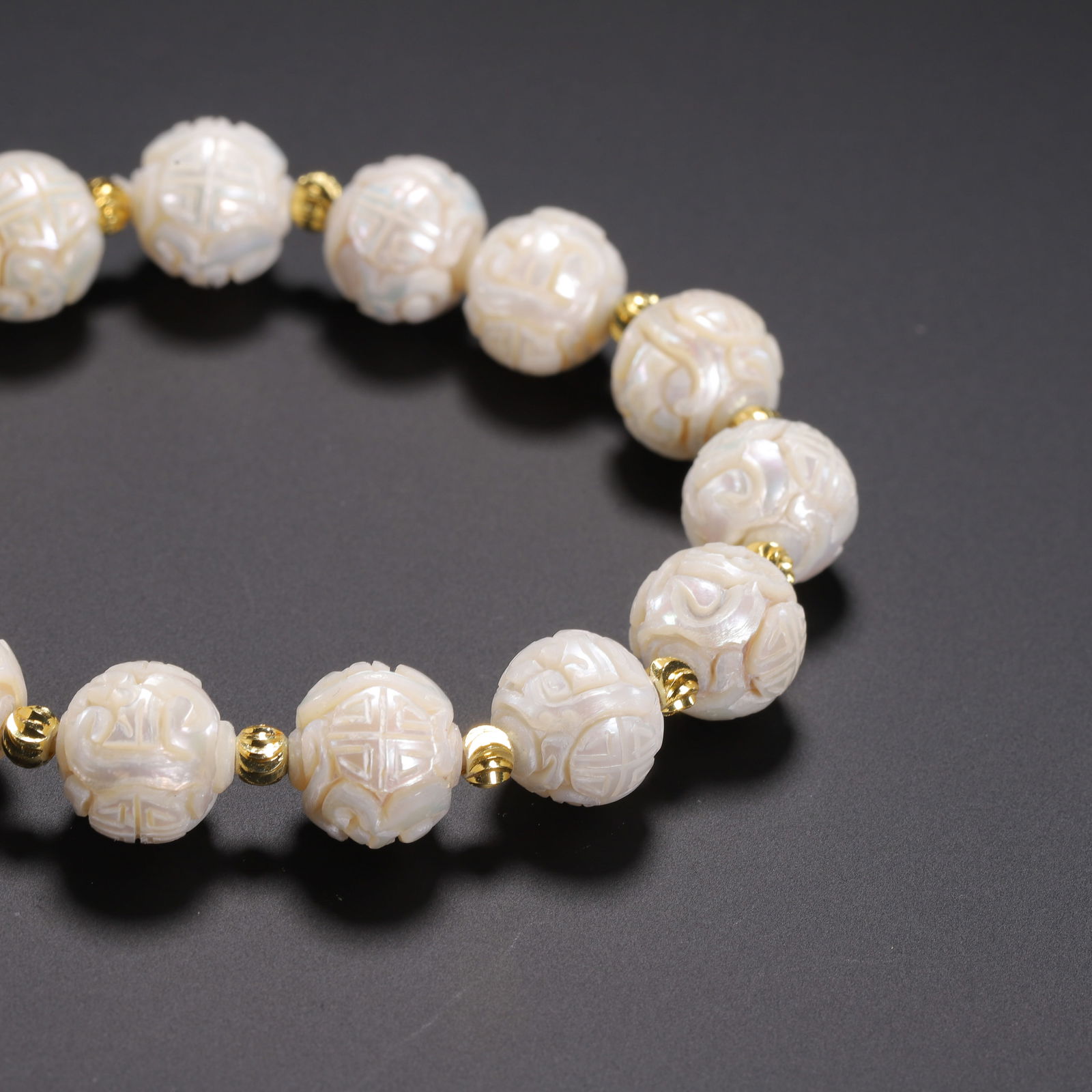 A CARVED PEARL BRACELET - 3