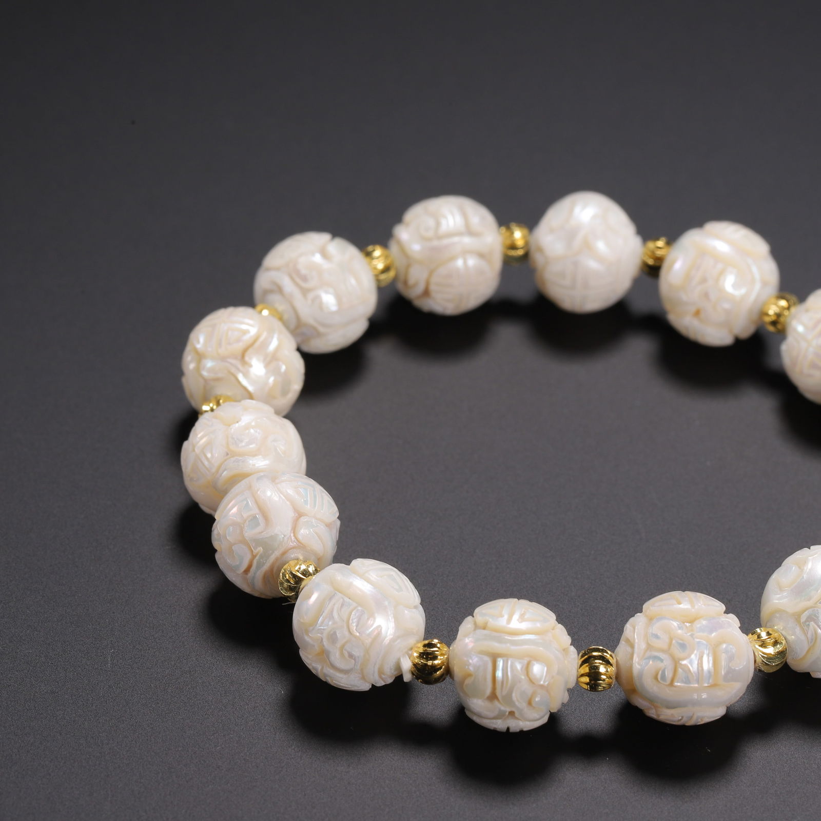 A CARVED PEARL BRACELET - 4
