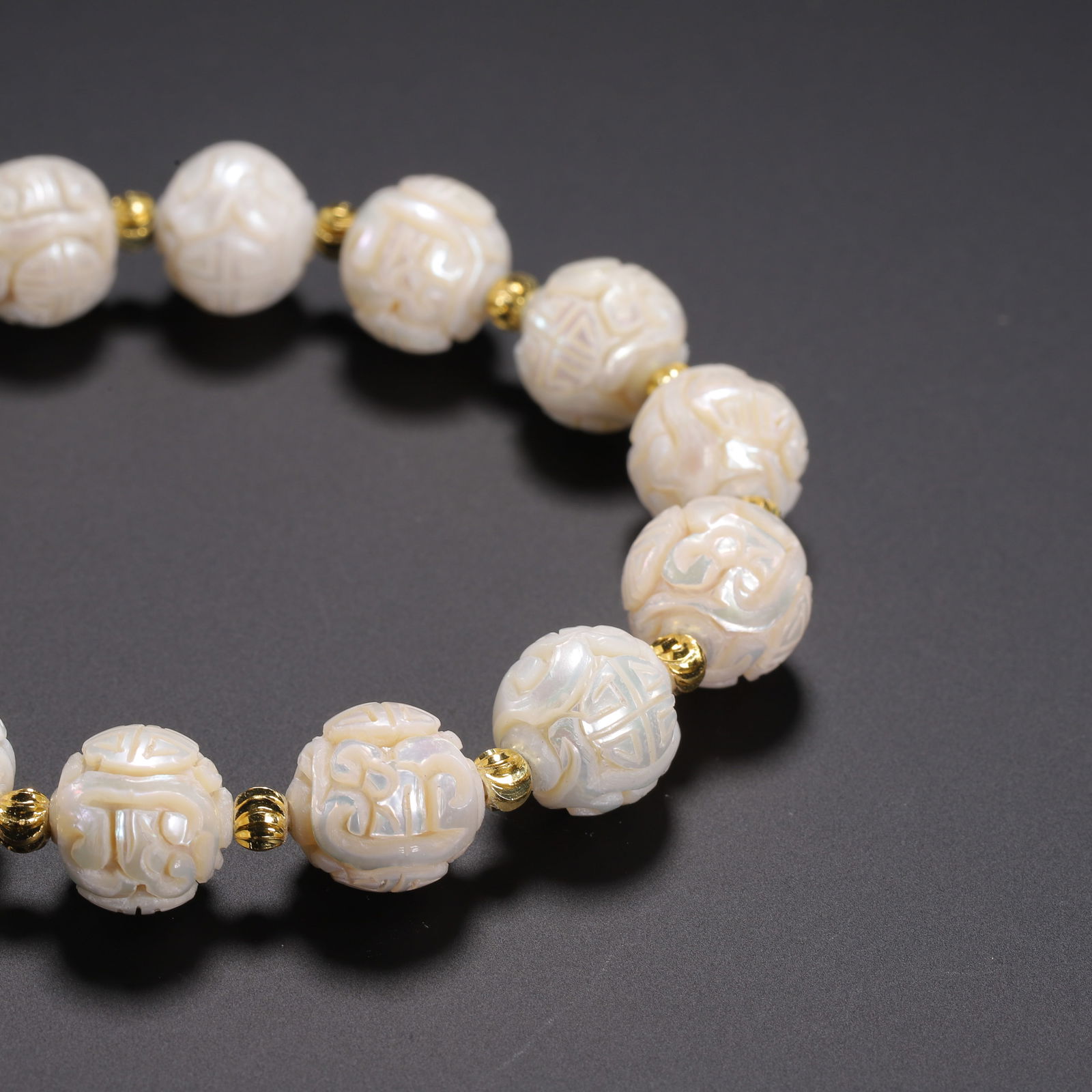 A CARVED PEARL BRACELET - 5