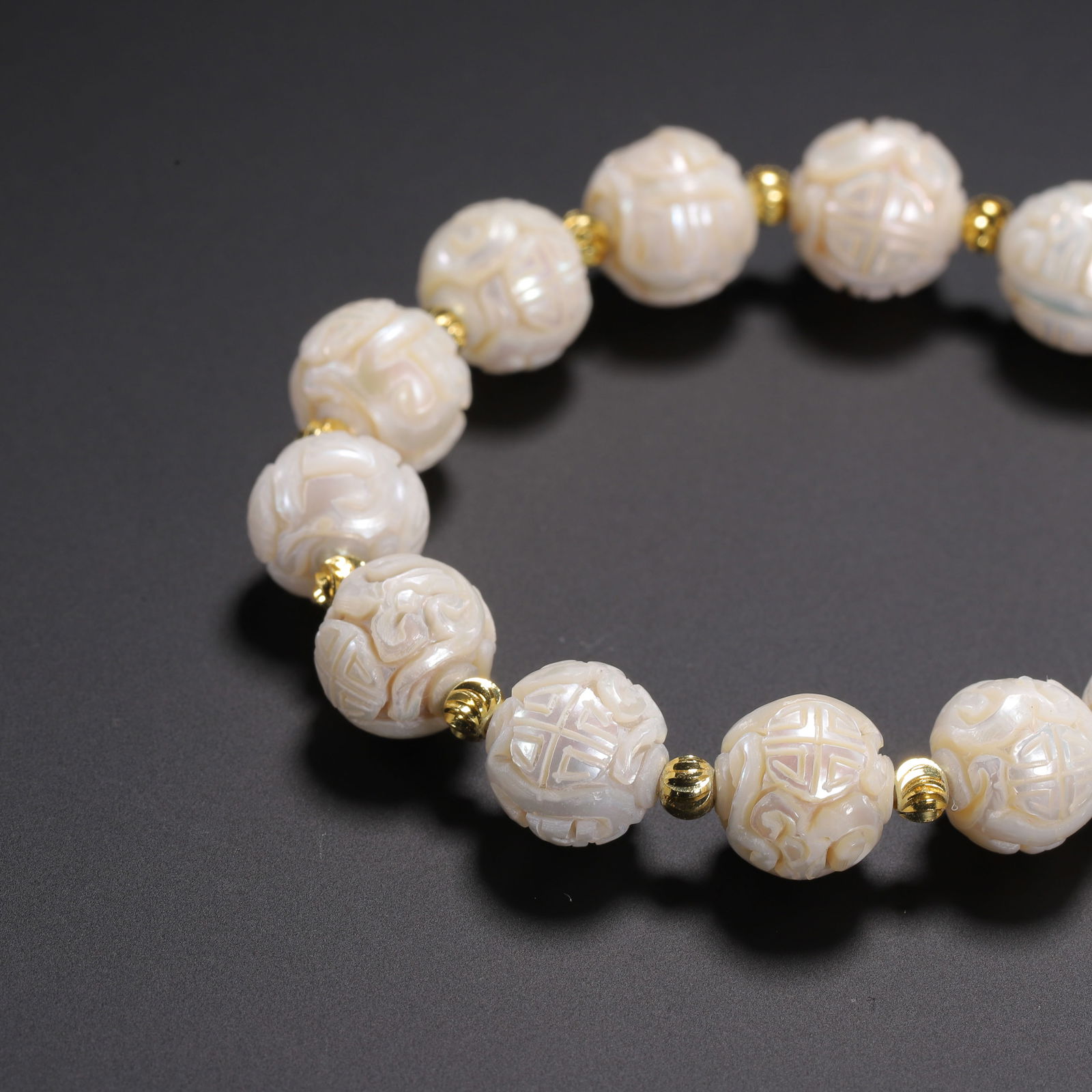 A CARVED PEARL BRACELET - 8