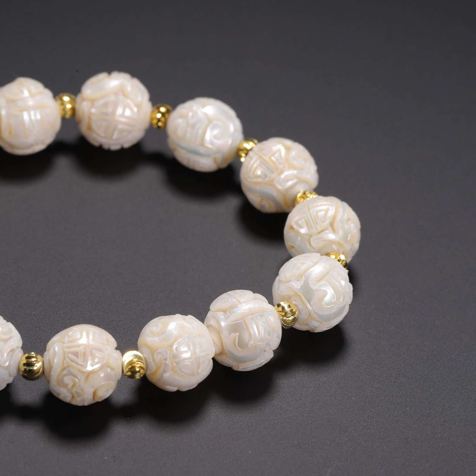 A CARVED PEARL BRACELET - 9