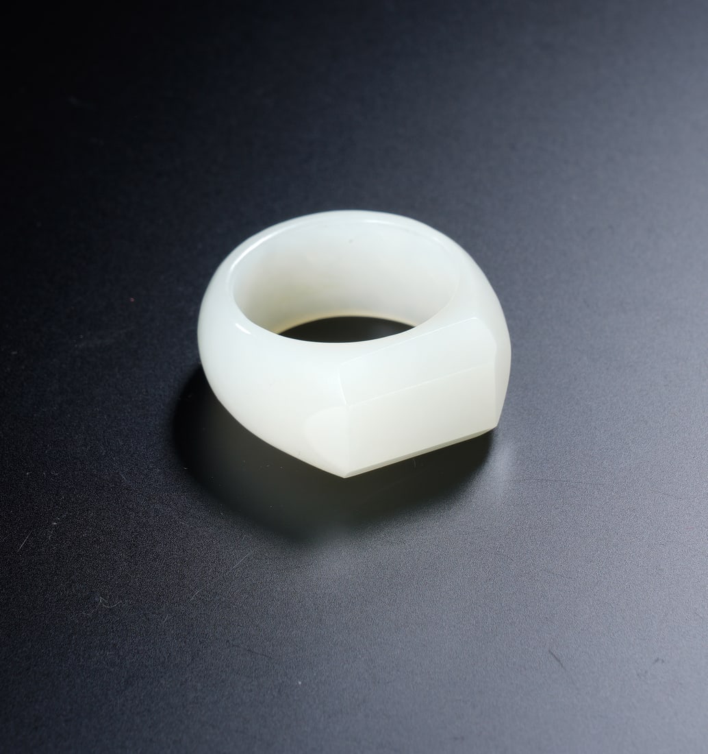 A WHITE JADE ARCHER RING - 3