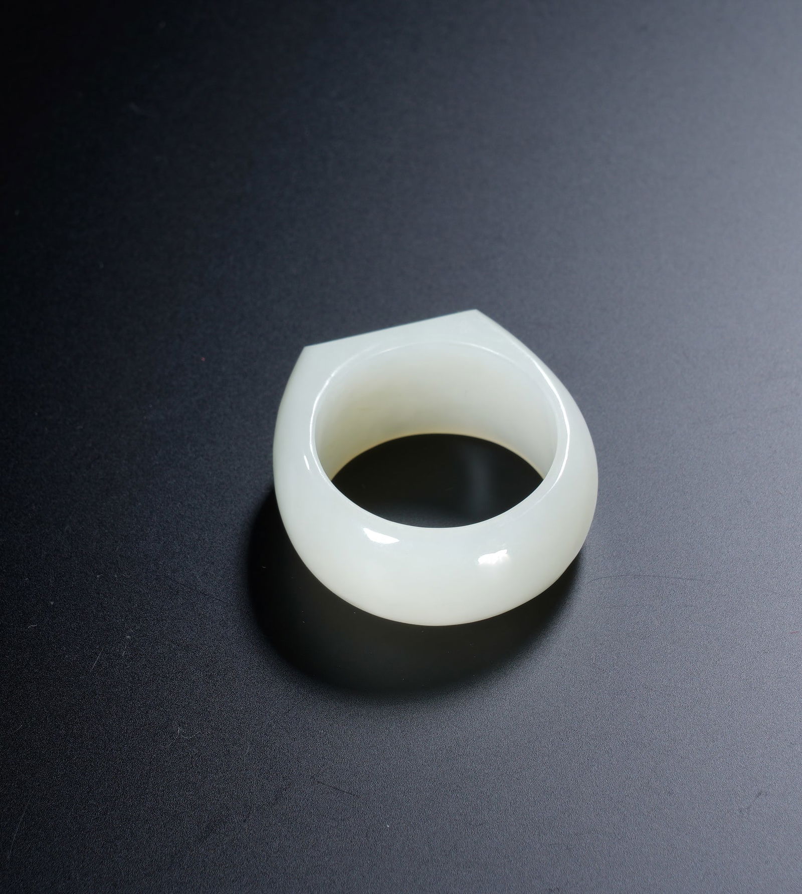 A WHITE JADE ARCHER RING - 4
