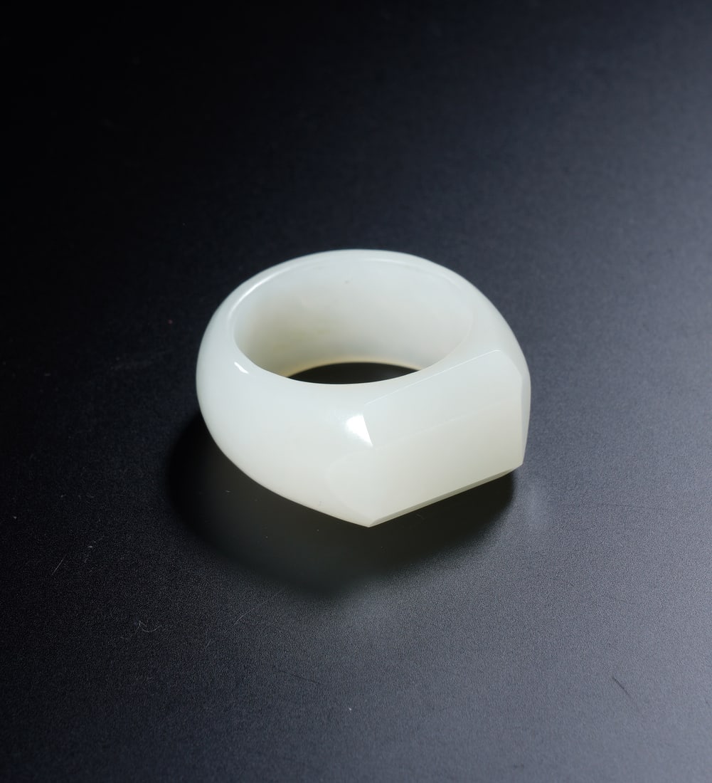 A WHITE JADE ARCHER RING - 5