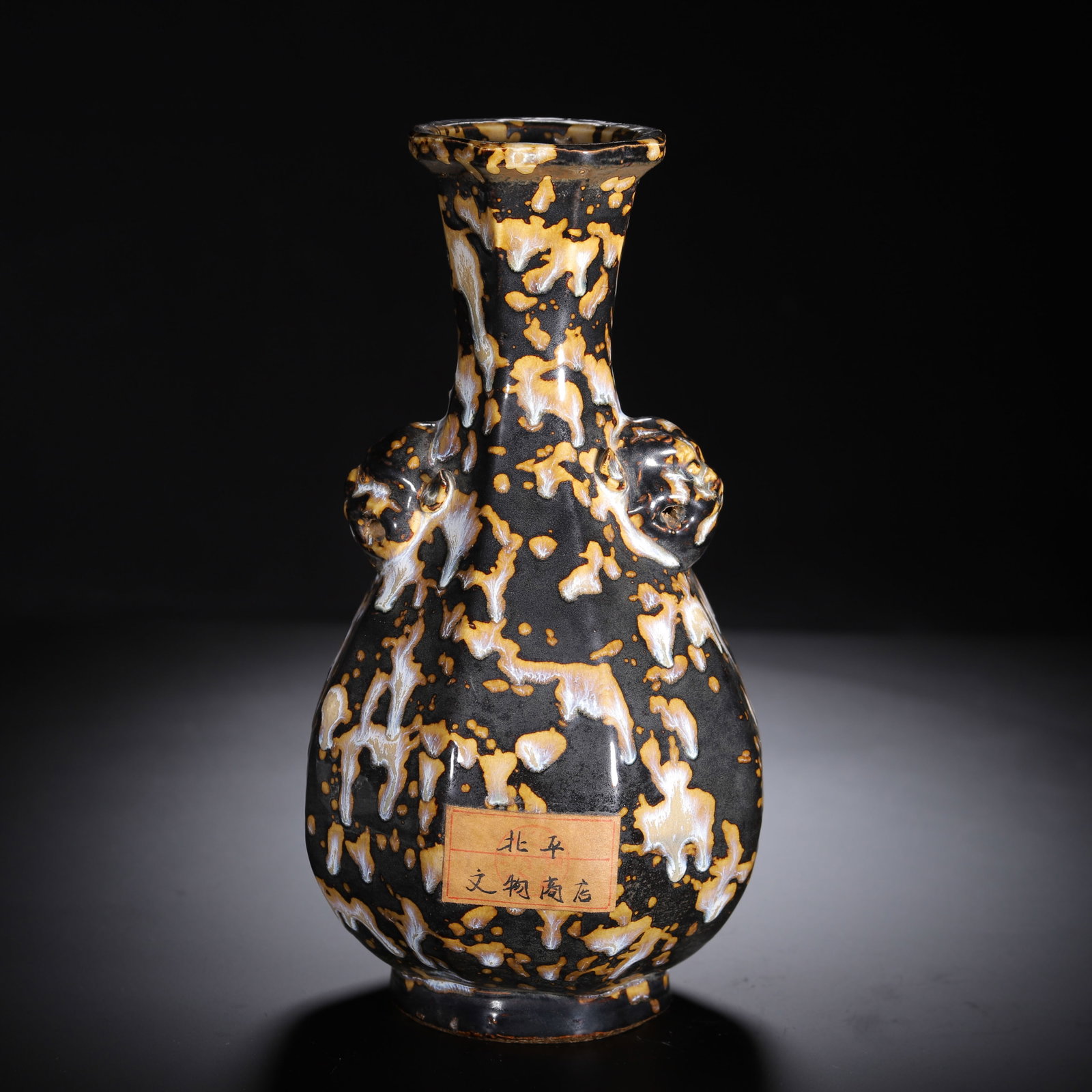 Chinese Tortoiseshell-Glazed Vase with Lion Handles: Chinese Tortoiseshell-Glazed Vase with Lion Handles A Chinese porcelain vase featuring a striking tortoiseshell glaze with mottled brown and black patterns. It has a slender neck, flared mouth, and pe
