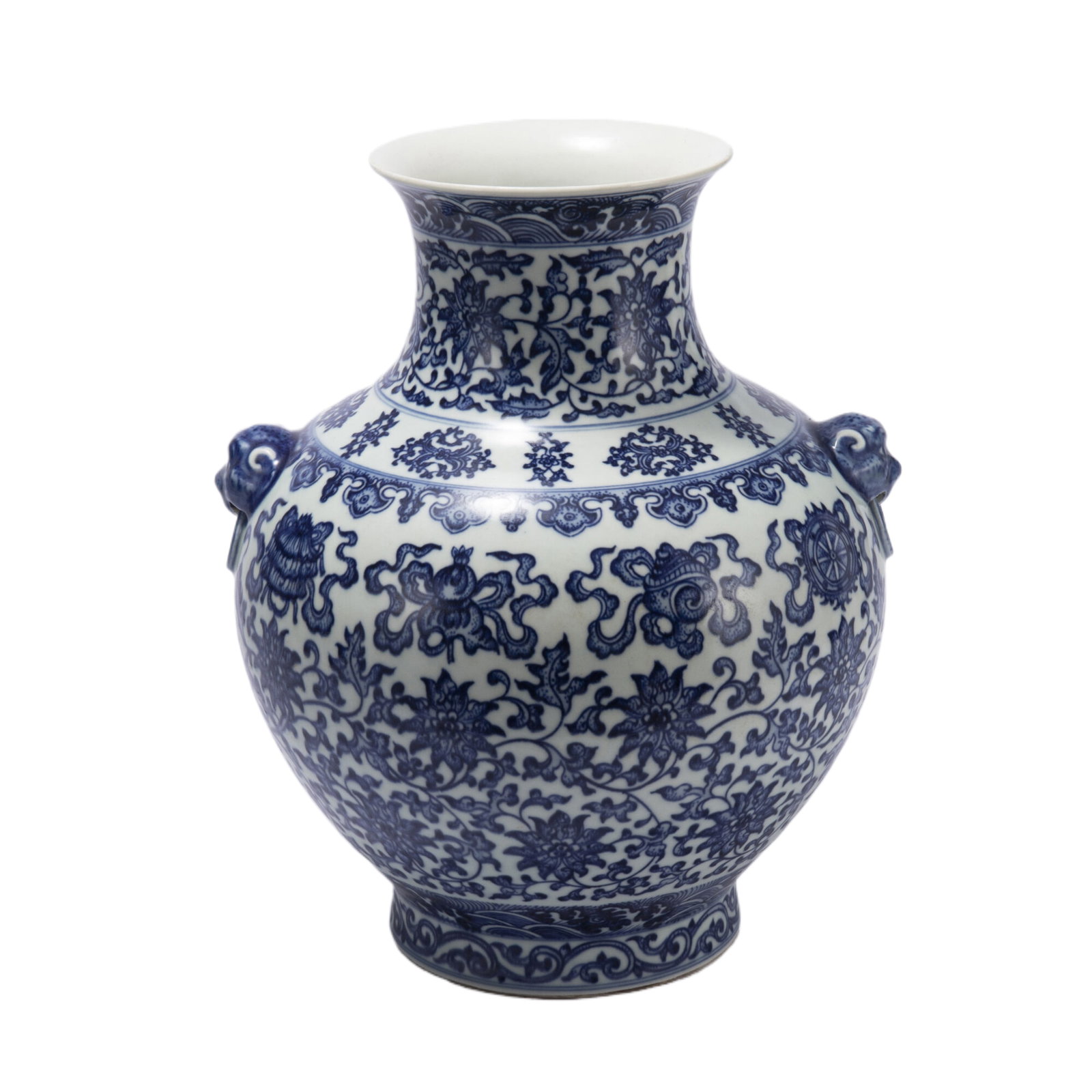 A CHINESE BLUE AND WHITE PORCELAIN DOUBLE EARS VASE: A CHINESE BLUE AND WHITE PORCELAIN DOUBLE EARS VASE The bottle is open, with ears on both sides, shoulders sliding, and the lower part of the body is folded. The outer wall of the tank is painted