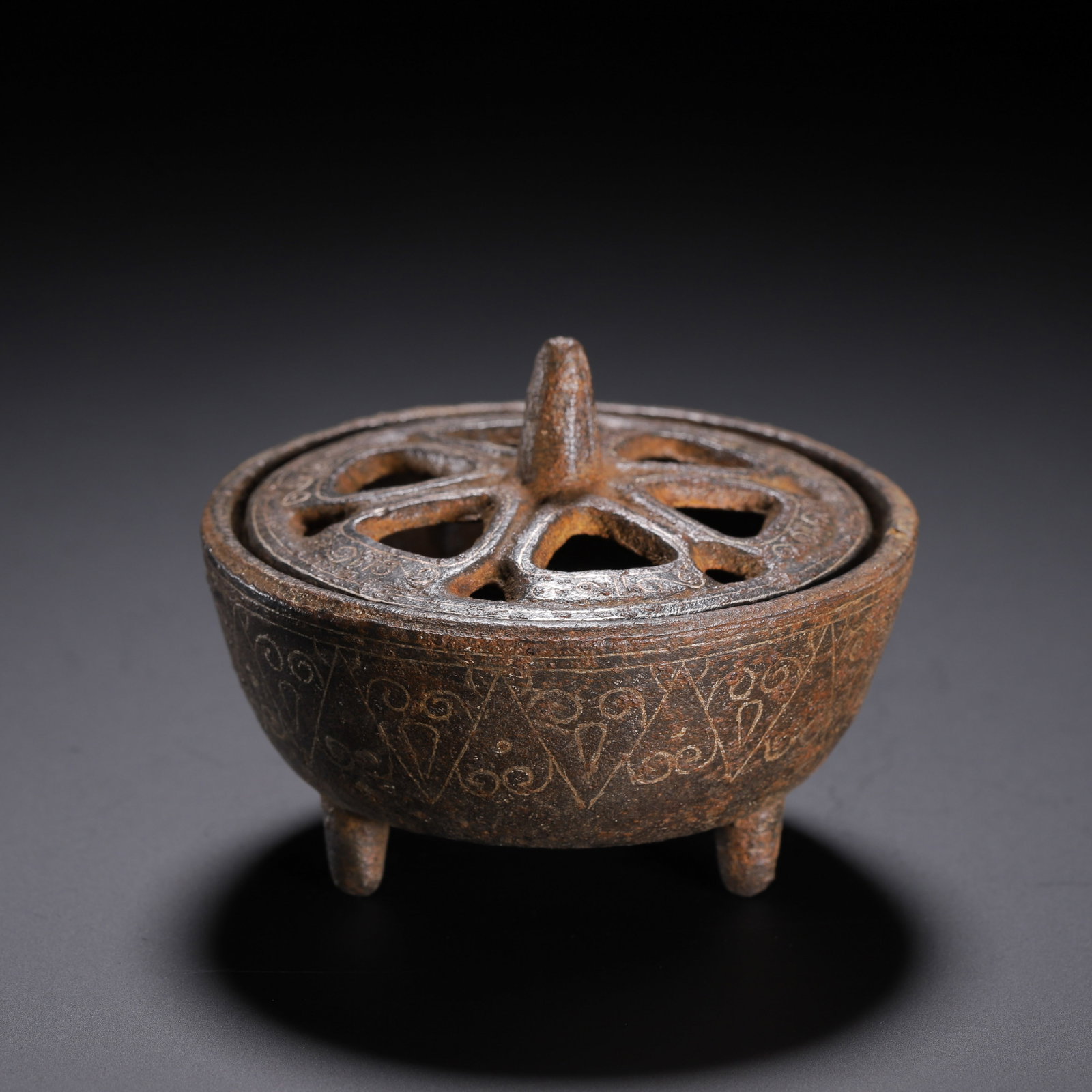 A Chinese Iron Incense Burner with Gold and Silver Inlay: A Chinese Iron Incense Burner with Gold and Silver Inlay This compact iron incense burner measures 8 cm in length, 8 cm in width, 6 cm in height, and weighs 290 grams. It features a shallow, tripod-fo