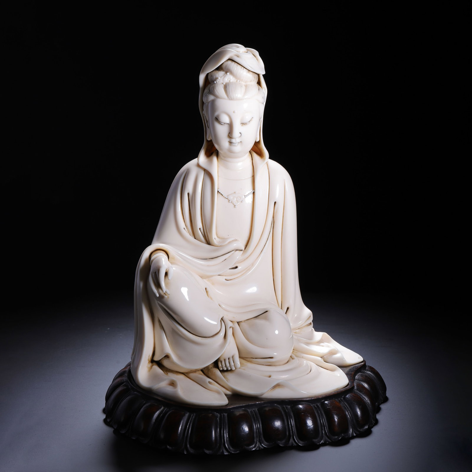 A Chinese Dehua Blanc de Chine Guanyin (1 of 9)