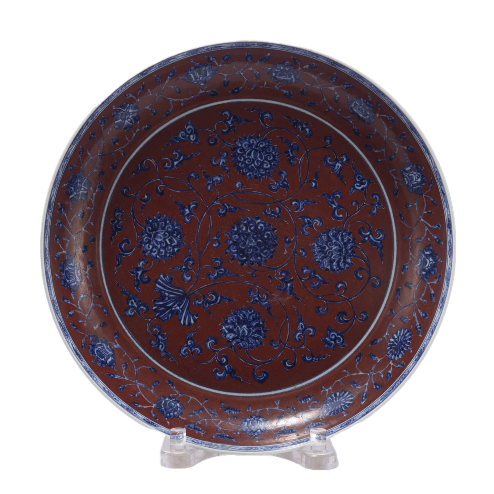 A CHINESE RED GROUND AND UNDERGLAZE BLUE DISH (1 of 10)