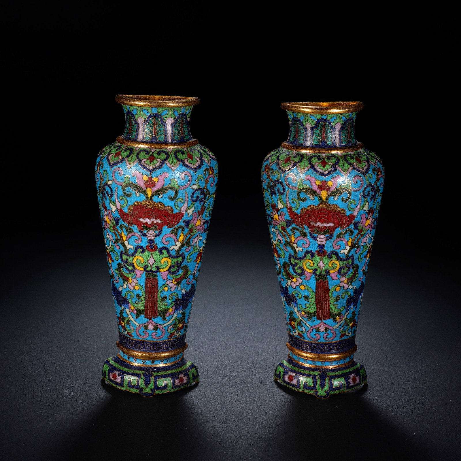 A PAIR OF CHINESE CLOISONNE WALL VASES: A PAIR OF CHINESE CLOISONNE WALL VASES This matching pair of cloisonne wall vases each measures 7 cm wide, 17 cm tall and 3.5 cm deep, with a combined weight of 520 grams. Each slender baluster-form v