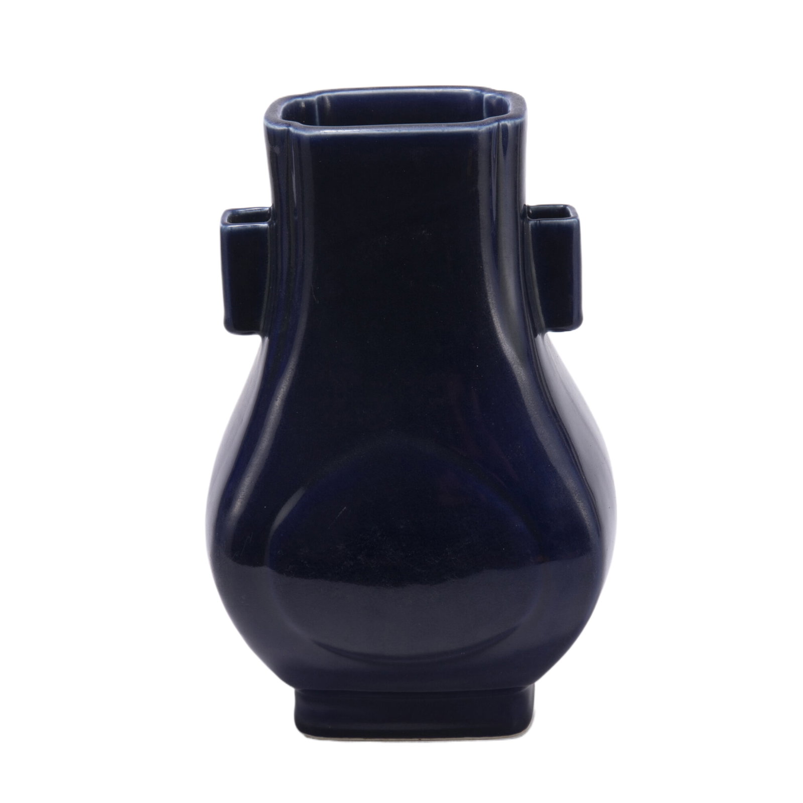 A BLUE GLAZE ARROW VASE: A BLUE GLAZE ARROW VASE Raising from a flared rectangular foot, flanked by pair tubular handles, the exterior covered with navy blue tone overall. DIMENSIONS: L. 18.8 cm. W. 16.9 cm. H. 29.6 cm.