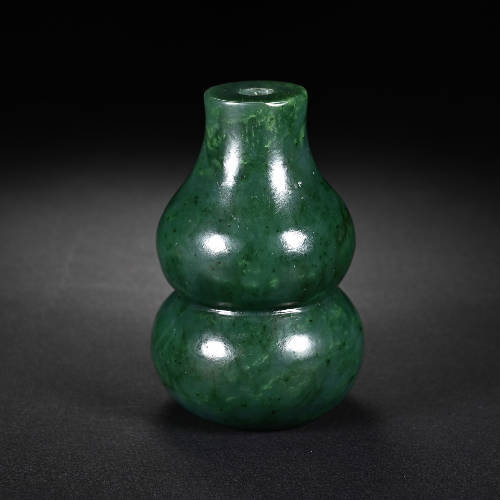 A CHINESE SPINACH GREEN JADE GOURD SNUFF BOTTLE (1 of 5)