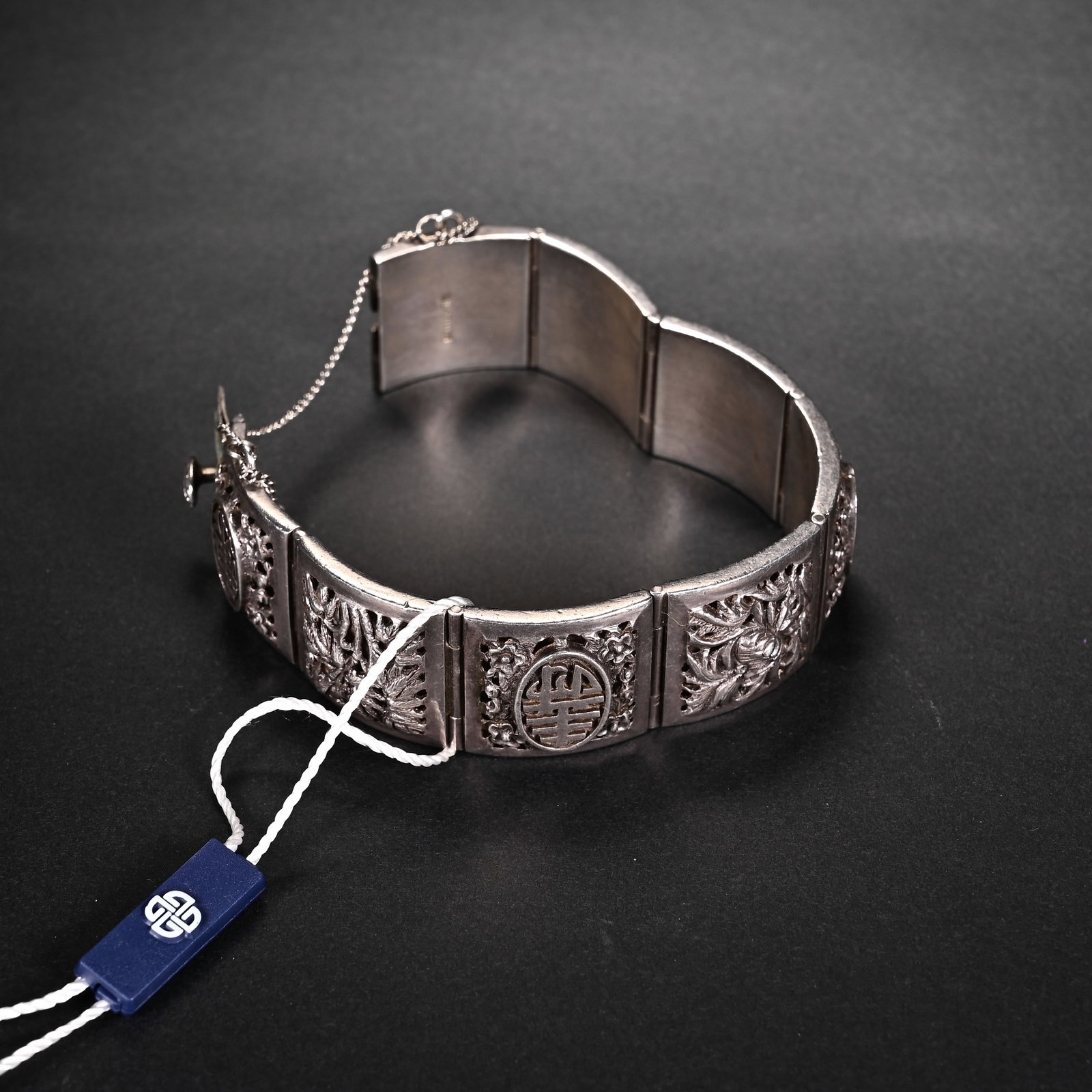 A CHINESE THIRTEEN HONGS SOLID SILVER HINGED BRACELET (1 of 5)