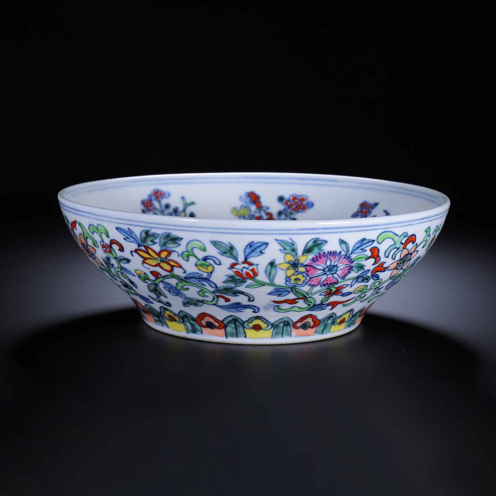 A CHINESE DOUCAI FLORAL PORCELAIN BOWL (1 of 9)