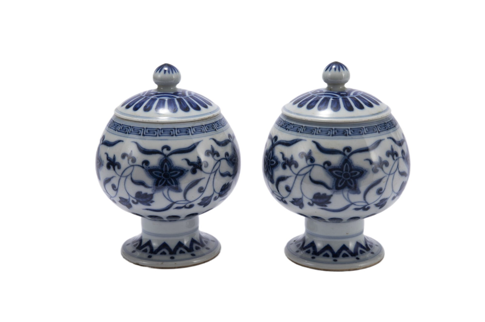 A PAIR OF BLUE AND WHITE PORCELAIN LIDDED CUPS (1 of 11)
