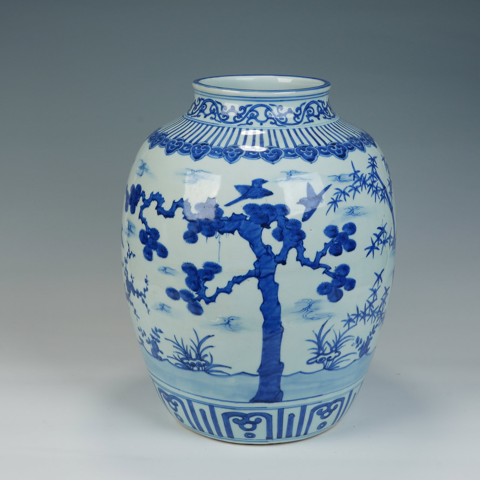 A CHINESE BLUE AND WHITE PORCELAIN JAR (1 of 7)