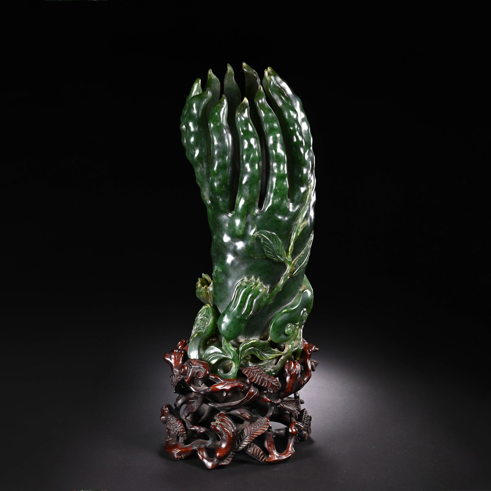 A CHINESE HETIAN SPINACH JADE BUDDHA'S HAND (1 of 9)