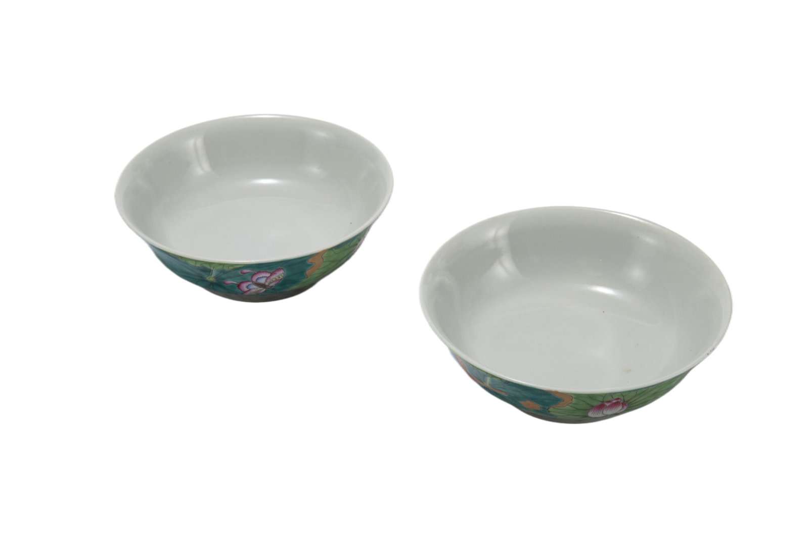 A PAIR OF CHINESE FAMILLE ROSE LOTUS FLOWERS PORCELAIN BOWLS: A PAIR OF CHINESE FAMILLE ROSE LOTUS FLOWERS PORCELAIN BOWLS The outer wall of the bracelet is painted with colorful dragon patterns on the yellow glaze, and the interior is gilded with fine patterns,