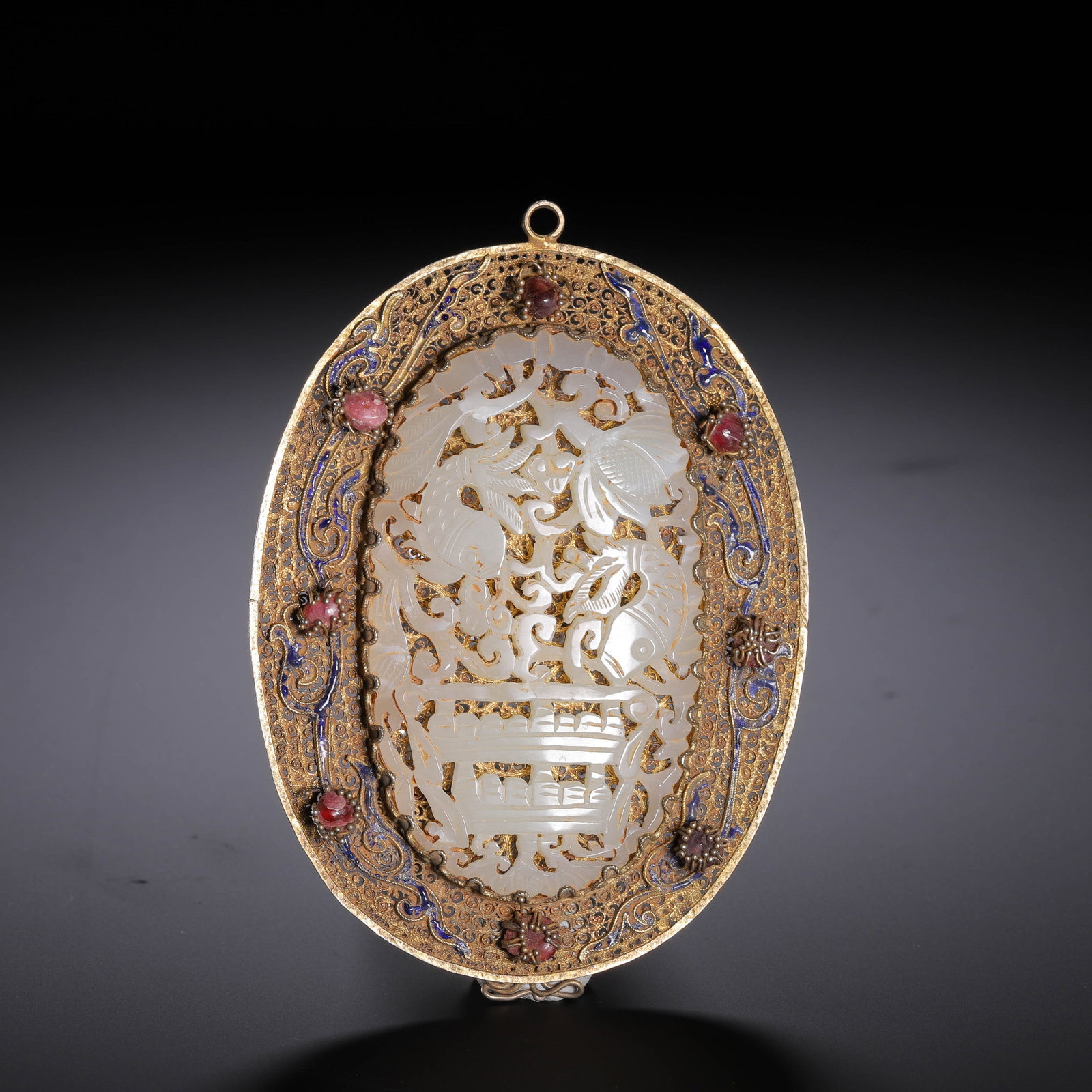 A CHINESE FILIGREE GILT JADE PLAQUE PENDANT (1 of 9)