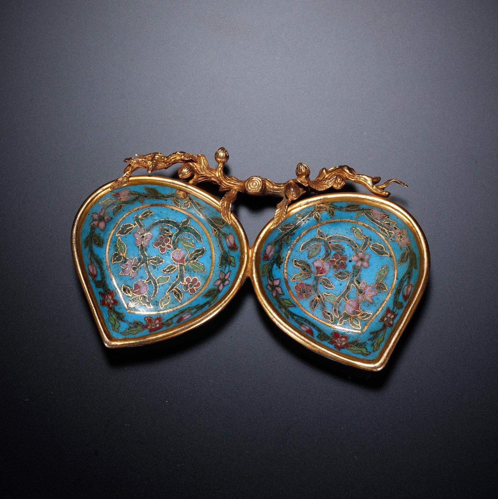 A CHINESE CLOISONNE DOUBLE PEACH INK DISH: A CHINESE CLOISONNE DOUBLE PEACH INK DISH This twin-peach form cloisonne ink washer measures 11 cm long, 6.5 cm wide and 1.5 cm tall, weighing 157 grams. Two symmetrical heart-peach basins are joined 